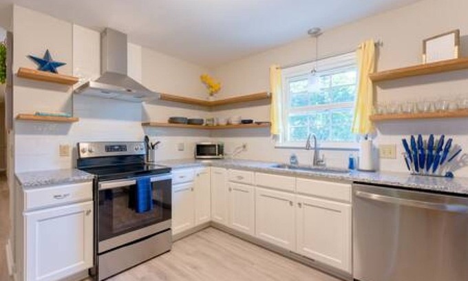 Garner House | Le Bleu Haven - Modernized Bungalow Charmer