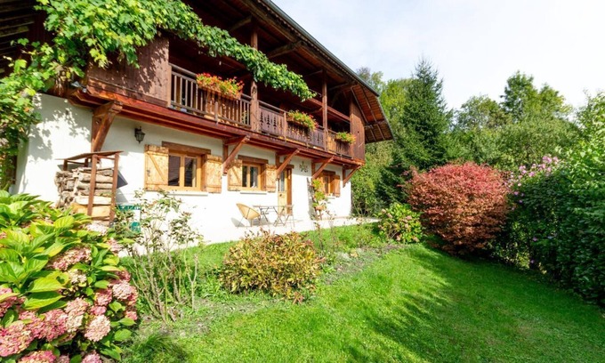 Thenesol House | LE CHALET DES CARRES