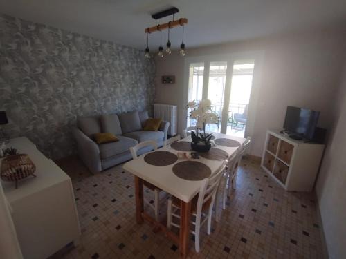 Tonnerre House | Le jardin aux iris