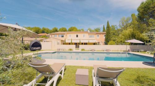 Cadenet Hotel | Le Mas Du Colombier