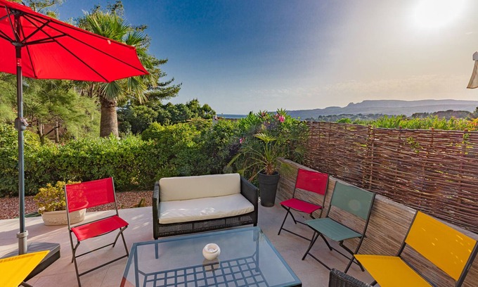 Cassis Apartment | Le nid Cassidain by Winkyhouse