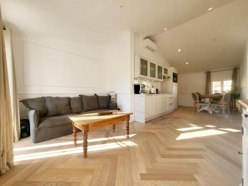 Antibes Old Town Apartment | Le Petit Four 2nd - T3 Climatisé