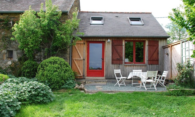 Langon House | Le Petit Gîte de Langon: ecology, calm, light, wide view of the valley.