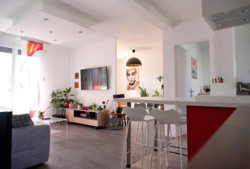 Saint-Martin-d'Heres Apartment | Le Remarquable à Saint Martin d'Hères - Situé au Calme - Proche de Grenoble et du Campus - 1 Lit King Size - Climatisation - Balcon - Parking gratuit - Vue montagne