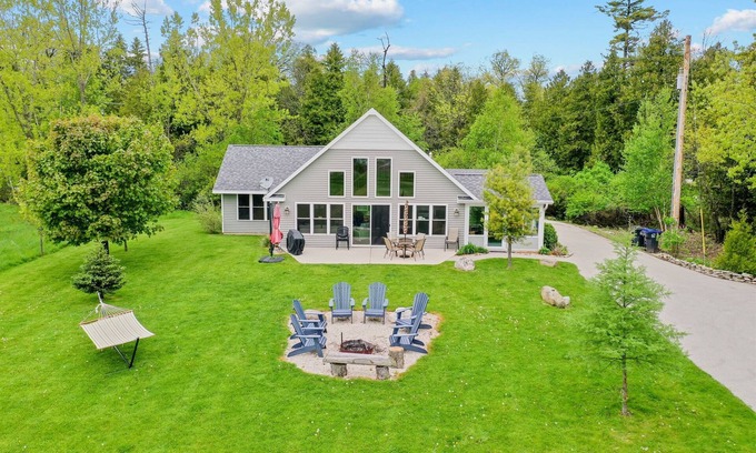 Idlewild House | Leafy Bayside Bliss: Fall in Door County