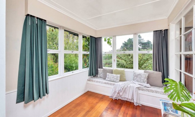 St. Heliers House | Leafy, quiet, rustic but so convenient. Close to CBD, beaches and forest.