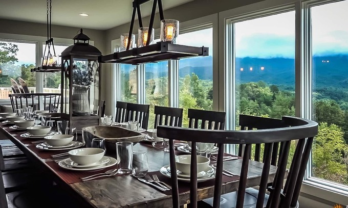 Pittman Center Ski Chalet | LeConte Mountain Lodge, AWESOME MOUNTAIN VIEWS, 4900+ SQ. FT. WIFI, Hot Tub!