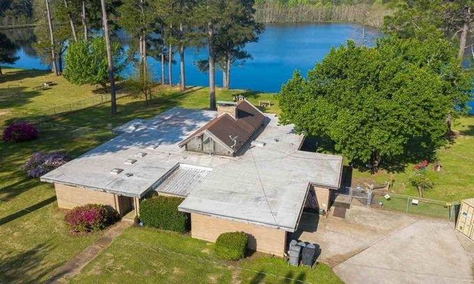 Tougaloo House | Legacy Estate Lake House