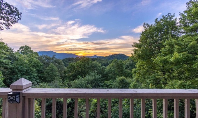 Blowing Rock House | Legacy View Lodge: Amazing View, 2 Kitchens, Near Parkway, Game Room, & Hot Tub