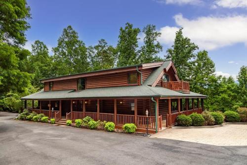 Gatlinburg - Pigeon Forge Ski Chalet | Legend Crest Lodge by Eden Crest