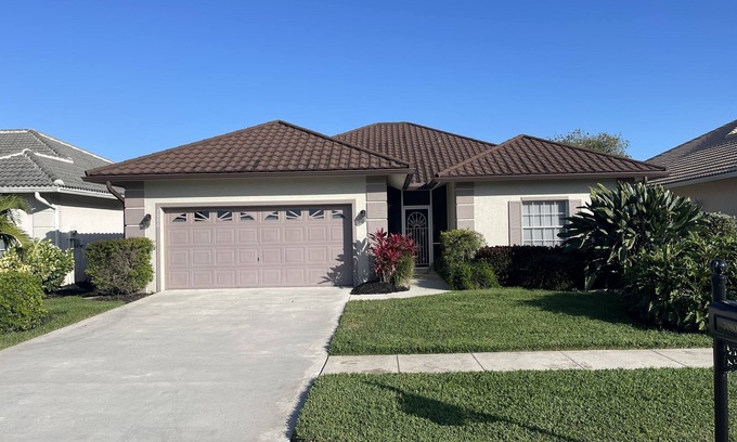 Falcons Glen House | Lely Resort 3BR/2Bath Home on Golf Course w/Community Pool & Hot Tub.