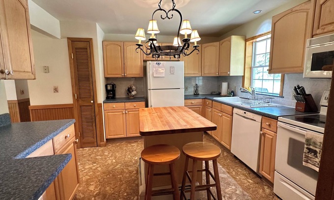 Upper Jay House | Leo's Lodge with river access - 10 mins from Whiteface!