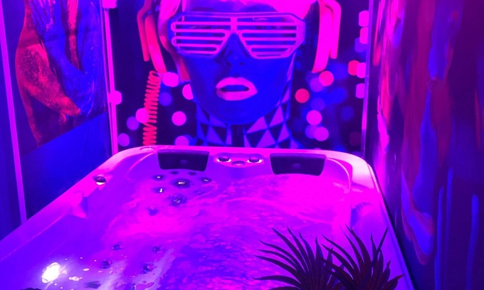 Tourcoing House | Les bains design suite with jacuzzi