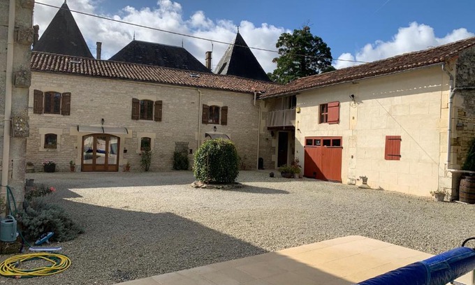 Aujac Bed & Breakfast | Les Cygnes Noirs
