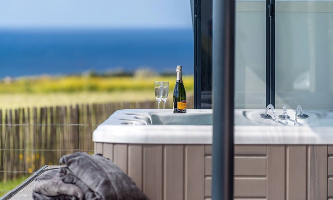 Plougonvelin House | Les Gîtes de Fabie : La Maison des gardiens de l'océan avec spa, face à l'océan