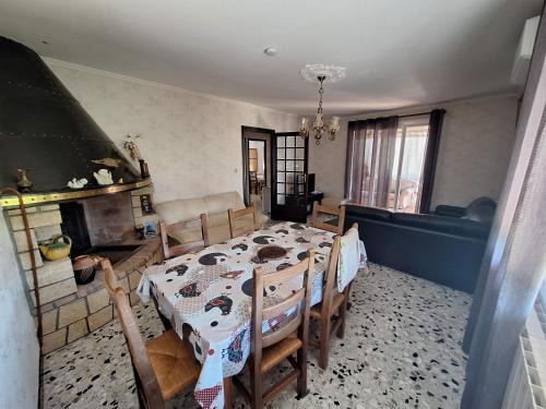 Argeliers House | Les mûriers - Etage complet d'une grande maison avec jardin