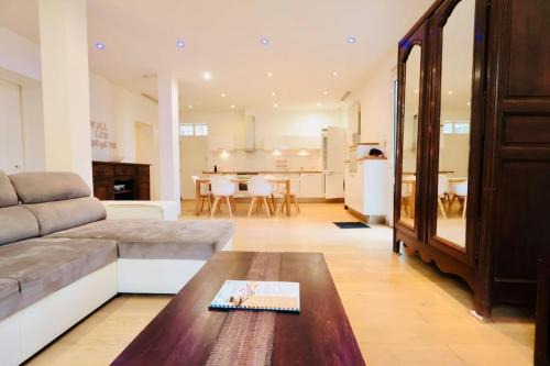 Golfe Juan Apartment | Les Muguets - Apt Standing 4 Prs - clim, parking