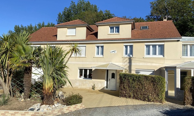 Ver-sur-Mer House | Les Sycomores large 8-person gîte with spa, 5-minute walk from the sea