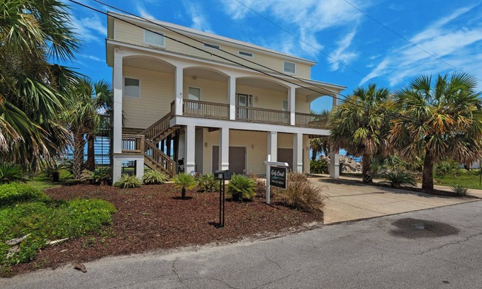 Villa Primera House | 🌅 Let's Do Sunset - Dock, Gulf Access, Sunset Deck + Pet Friendly 🐾