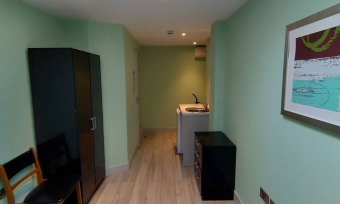 Pinkwell House | Letzi private en-suite, Near Heathrow Airport T3