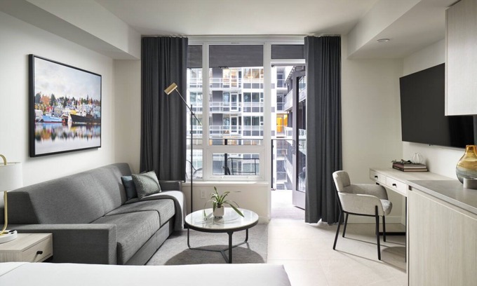 South Lake Union Hotel | Level Seattle- Studio Suite w/full kitchen, in-room laundry & resort amenities