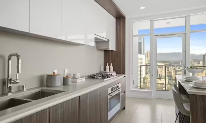 Downtown Los Angeles Hotel | Level South Hill- Beautiful One Bedroom & Office In Downtown LA