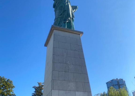 16th Arrondissement Apartment | Liberté Ensoleillé