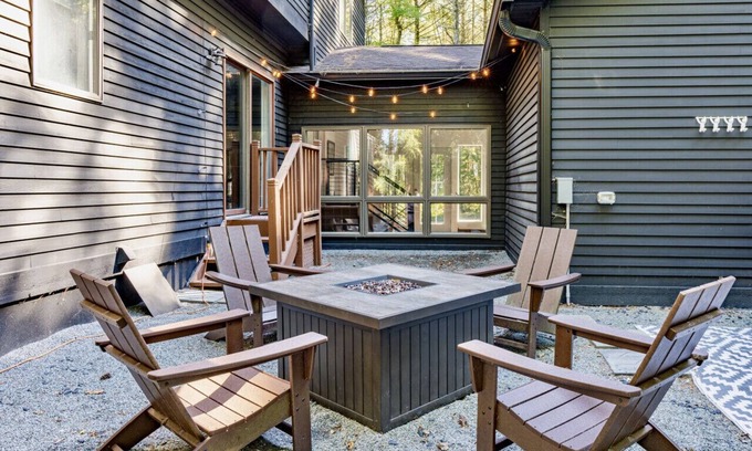 Town of Lumberland Apartment | Licorice Lodge