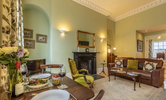 Upper Town Apartment | Light and airy romantic Georgian one bedroom flat for 2