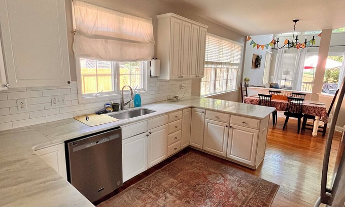 Brentwood House | Light and bright 3-bedroom house in Brentwood with seasonal pool