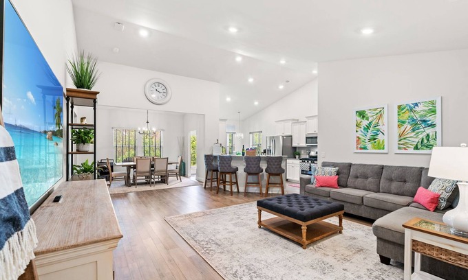 Red Hill House | Light & Bright 3BR w/Backyard on Golf Course