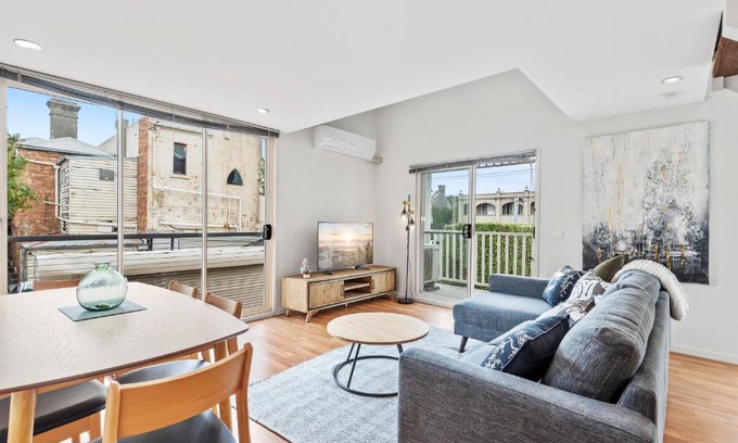 Williamstown Apartment | Light-filled coastal living - walk everywhere