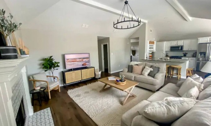 College Station House | Light-filled + spacious house near Texas A&M