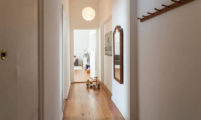 West Berlin Centre Apartment | Light-flooded apartment in an old building between Savignyplatz and Kudamm