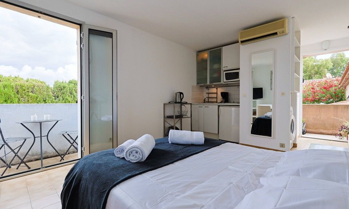 Saint-Tropez Apartment | Light Studio by Halldis