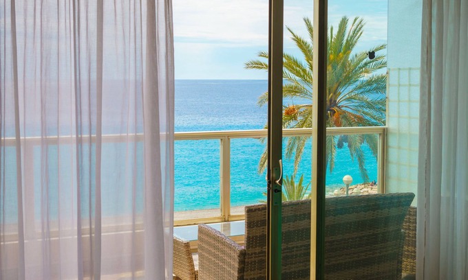 Les Baumettes Apartment | Like in a boat - 2 BR with big balcony in front of the sea