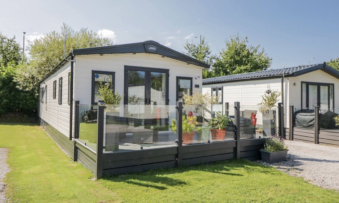 Tewitfield Cottage | LILAC LODGE, pet friendly, character holiday cottage in Carnforth