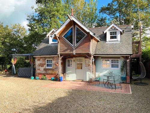 Kilmarnock House | Lily Wood Cottage outside Hurlford