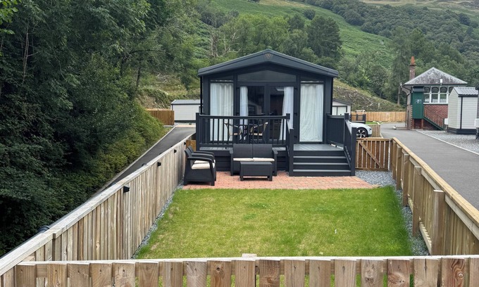 St Fillans Cottage | LIME TREE LODGE, pet friendly, with a garden in St Fillans