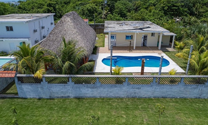 Iztapa House | Lindo chalet en el guayabo a100 metros del mar con lindo mirador frente al mar