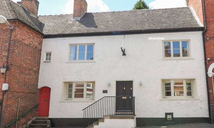 Ashbourne House | LION HOUSE, family friendly, with a garden in Ashbourne