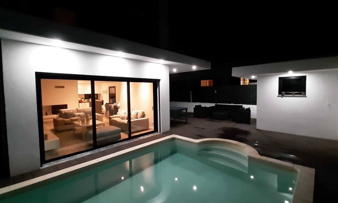 Charneca de Caparica e Sobreda Villa | Lisbon villa with pool