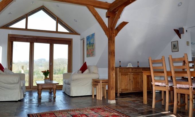 Tonbridge Cottage | * Little Apple Barn * Hamptons Farmhouse, Child Friendly Holidays