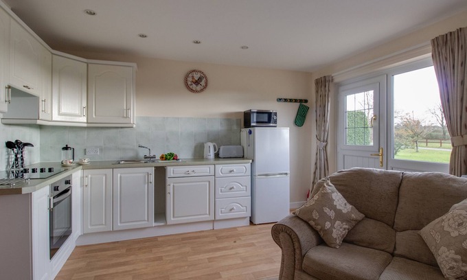 Wincanton Cottage | LITTLE BARN, romantic, with a garden in Wincanton