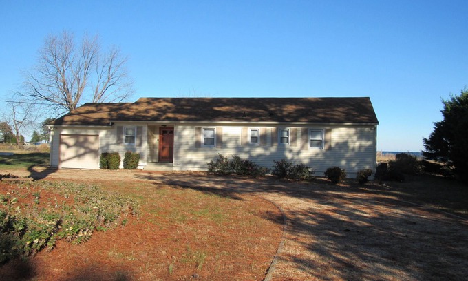 White Stone House | Little Bay Waterfront Retreat