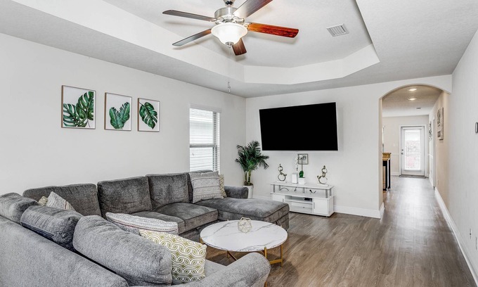 Warrington House | Little Gem |Reduced Rates |Extended Stays Accepted |5 Min to NAS & Downtown Pensacola |Fenced Yard