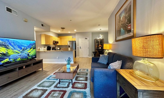Downtown San Diego Condo | Little Italy 2-bd 2-ba 2-pkg W/D AC Fitness Center Pool Jacuzzi 6 blks from bay
