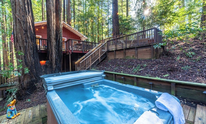 Northwood House | Little Red House- Magestic Treehouse in Redwoods! HotTub/Near Golf/Dog/WiFi