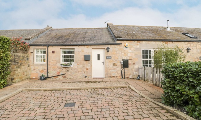 North Sunderland Cottage | LITTLE TERN, pet friendly, with a garden in Seahouses