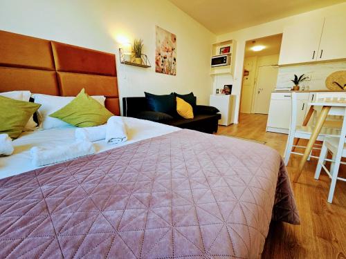 Chodov Apartment | LIVE-INN PRAGUE 1 BDR CITY VIEW SUITE FOR 1-4 GUESTS, 20 Mins to center, Lift, Gym, Reception, Parking, Roof Terrace, Game & Party